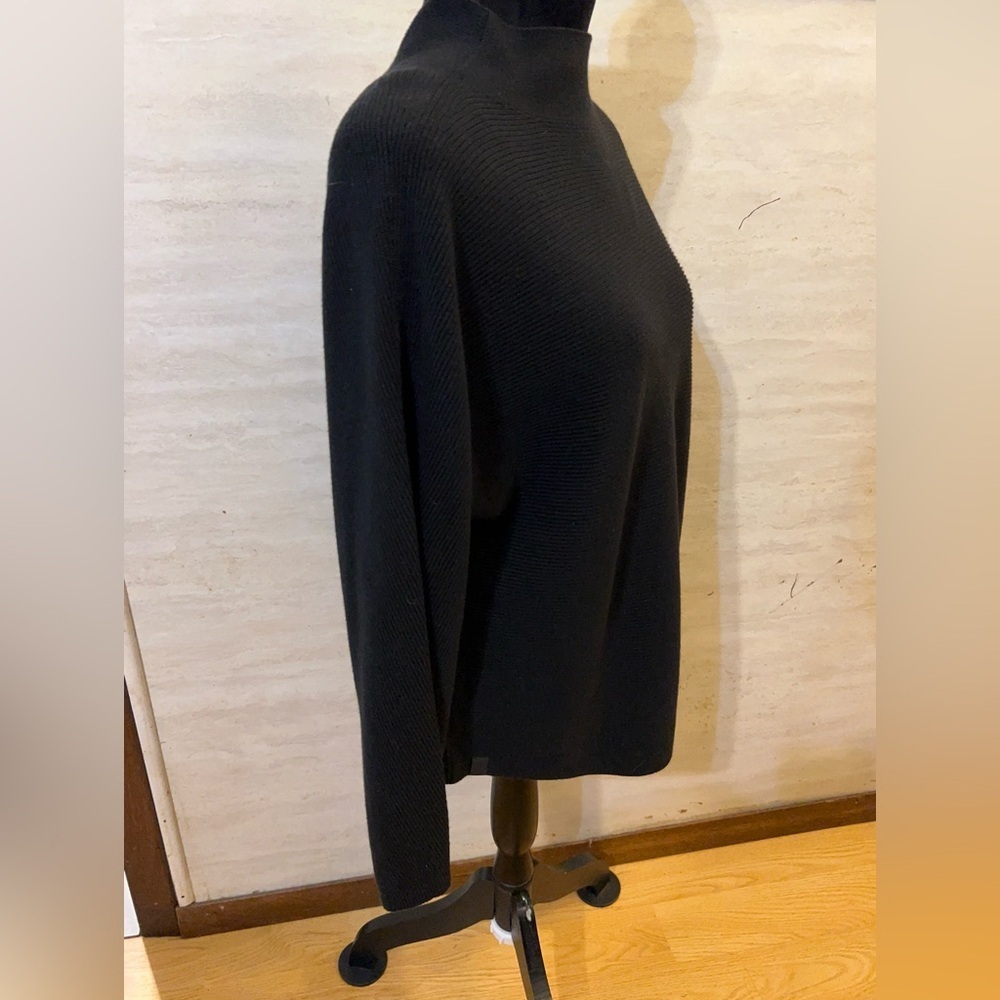 Lululemon Waffle-Knit
Crewneck Long-Sleeve Shirt
Black / Black - Picture 5 of 10